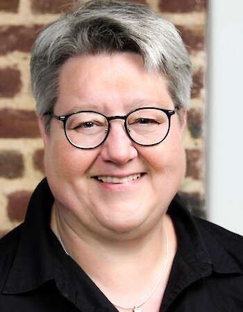 Frau Mag